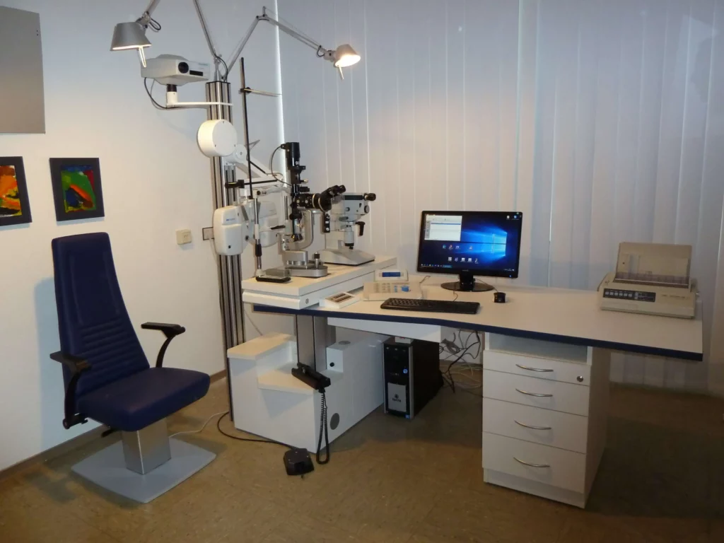 Augenarzt-Einheit Weiß mit Schubladen eingerückt